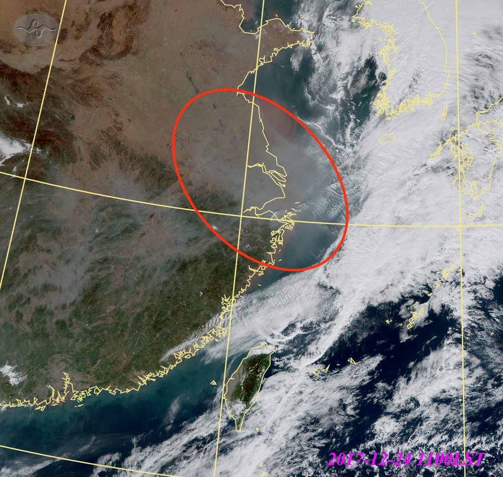 由106年12月24日上午11時00分真實色影像顯示位於東移鋒面後方的華中、華南地區明顯為霾現象所籠罩。