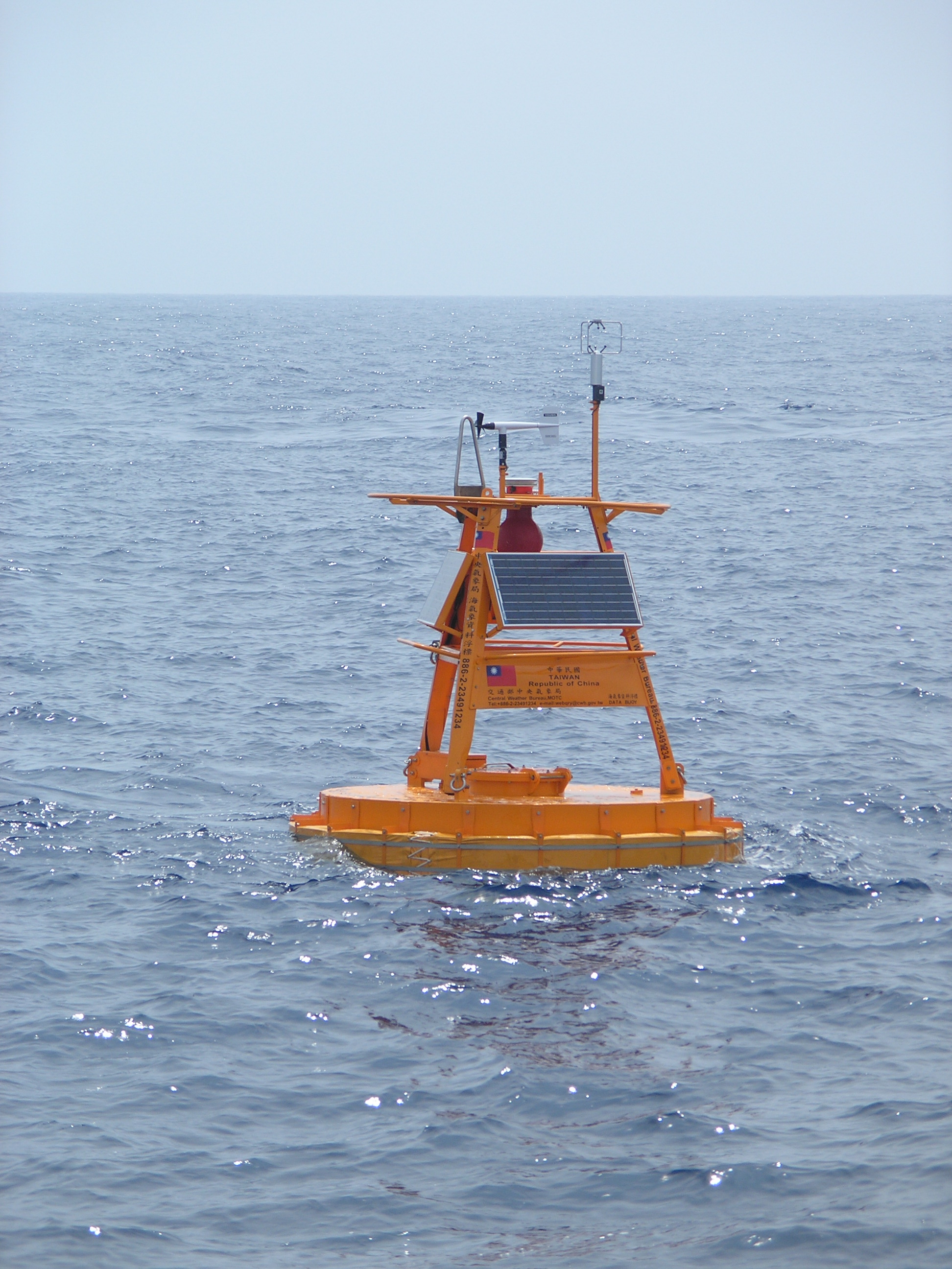 漂浮在水面上的一種航路標誌，一端繫於水底，本身漂浮於水面。可供維護海事安全、氣象預測、海嘯預警和科學研究之用。