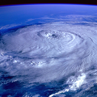 旋轉的氣流—颱風圖片