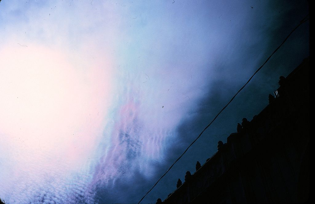 因光線通過寒冷的卷積雲水滴所形成的光學現象——彩雲。