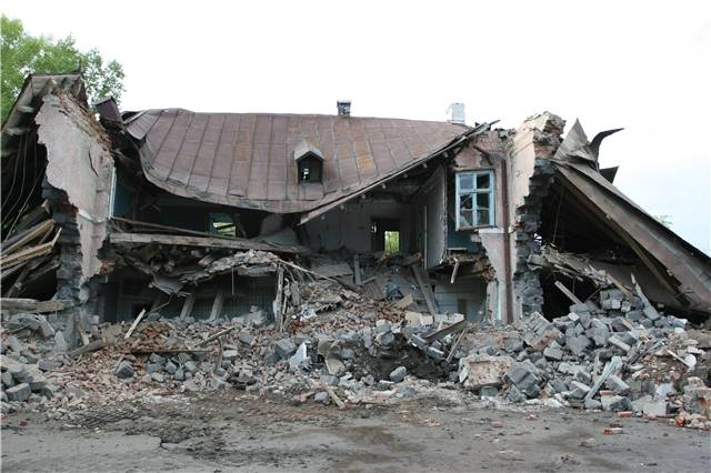 靠近地震震央的災害通常最為劇烈，可能造成建築物嚴重坍塌或變形