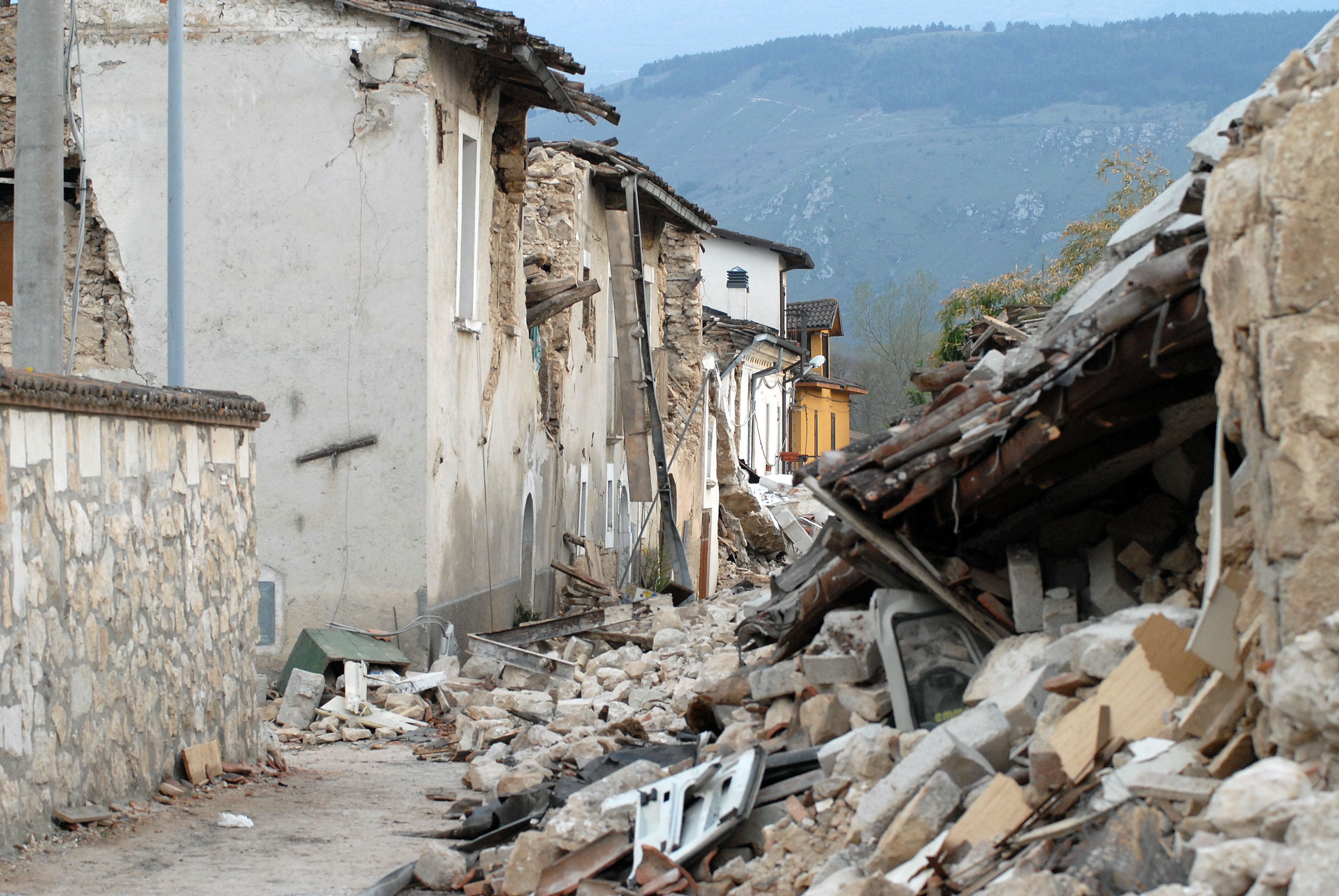 地震的震波對於人口稠密地區是一種很大的傷害，容易造成人們生命財產的損失。