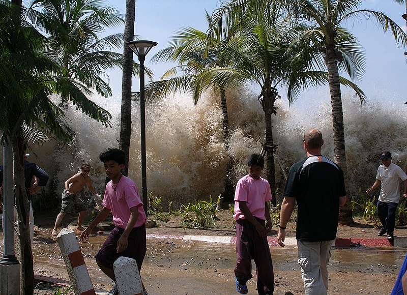 2004年南亞海嘯侵襲泰國海岸情景。